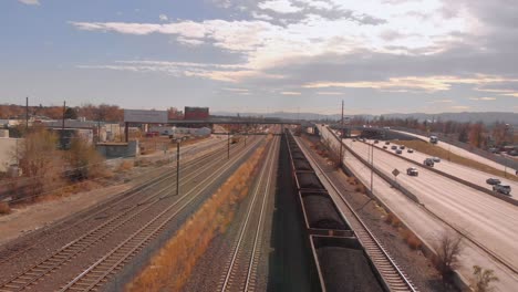 Eisenbahnzug,-Der-Kohle-Außerhalb-Von-Denver,-Colorado-Transportiert