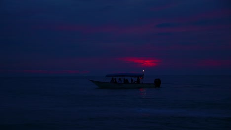 Rückkehrboot-Im-Morgengrauen