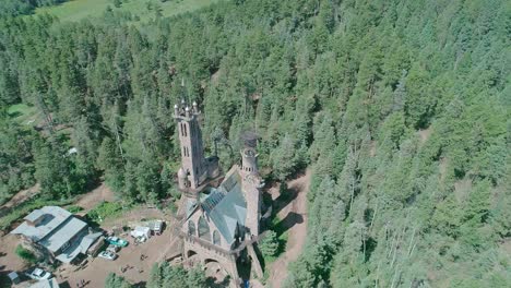 Aerial-view-of-a-small-castle-in-the-middle-of-the-forest-in-Colorado