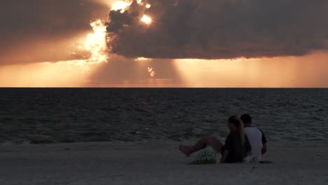 Couple-on-the-Beach-at-Sunset-in-St-Petersburg,-FL