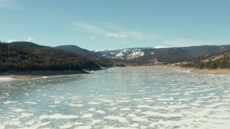 Luftaufnahmen-Von-Zugefrorenen-Gewässern-In-Der-Nähe-Von-Boulder-Und-Nederland-Colorado