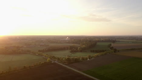 Antenne-Von-Feldern-Und-Einer-Straße-Während-Des-Sonnenaufgangs-In-Den-Niederlanden
