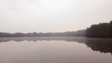 Hermoso-Lago-En-Una-Mañana-De-Niebla