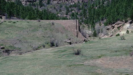 Vistas-Aéreas-Del-Parque-Estatal-Castlewood-Canyon-Y-Las-Ruinas-De-La-Presa-Castlewood-En-Colorado