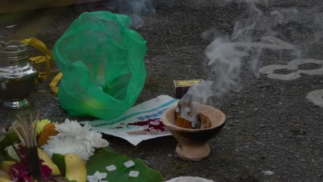 Festival-Thaipusam,-Preparación-Para-La-Oración.-Fumar