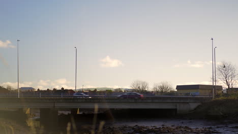 Autos,-Die-über-Eine-Stadtbrücke-Fahren,-Tagsüber-Blauer-Himmel