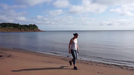 Mujer-Caminando-En-La-Playa