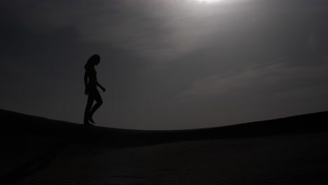 Silhouette-Eines-Mannes,-Der-In-Zeitlupe-Durch-Die-Wüste-Geht