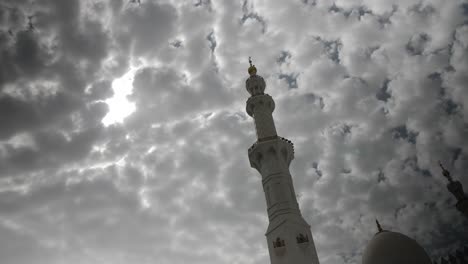 Minarete-De-La-Mezquita-En-Los-Emiratos-Árabes-Unidos-Con-Nubes-En-El-Fondo