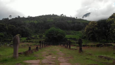 Imágenes-De-4k-Del-Camino-De-Ladrillos-De-Piedra-Que-Conduce-Al-Antiguo-Complejo-Del-Templo-Escondido-En-El-Bosque-En-Laos,-Sudeste-De-Asia
