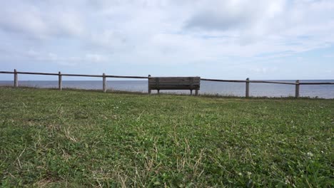 Banco-Del-Parque-Cerca-Del-Océano-En-Un-Cálido-Día-De-Verano