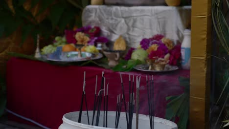 Thaipusam-Festival,-Räucherstäbchen