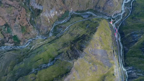 Eine-Luftaufnahme-Des-&quot;nariz-Del-Diablo&quot;-Oder-Der-Teufelsnase-In-Alausí,-Provinz-Chimborazo,-Ecuador