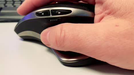 Usando-Un-Mouse-De-Computadora-En-La-Oficina