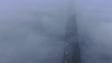 Puente-De-La-Carretera-Sobre-Una-Nube-De-Atmósfera-De-Ensueño