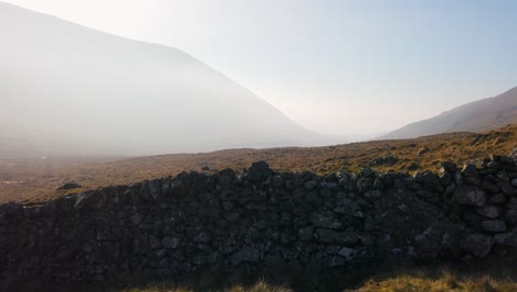Valle-Silencioso-En-Las-Montañas-Misty-Morne-Irlanda