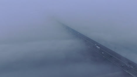 Puente-De-La-Carretera-Sobre-Una-Nube-De-Atmósfera-De-Ensueño