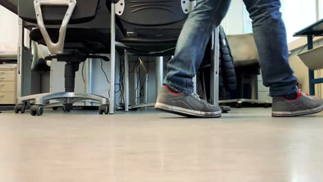 Füße-Schuhe-Laufen-Im-Büro
