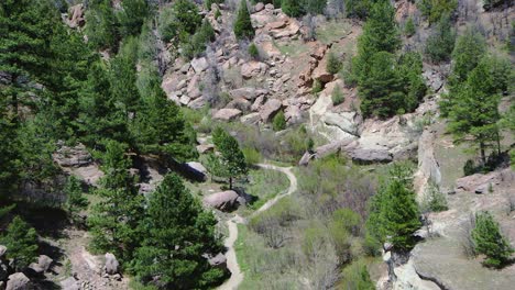 Vistas-Aéreas-Del-Parque-Estatal-Castlewood-Canyon-Y-Las-Ruinas-De-La-Presa-Castlewood-En-Colorado