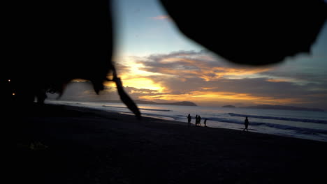 Zeitlupe-Von-Silhouetten,-Die-Im-Sonnenuntergang-Auf-Den-Philippinen-Den-Strand-Hinuntergehen