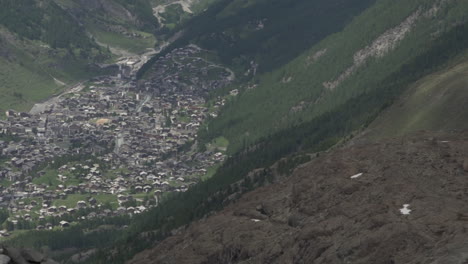 Vogelperspektive-Der-Stadt-Zermatt-Schwenk-Erschossen