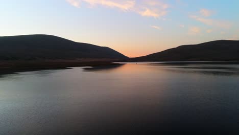 über-Das-Wasser-Ins-Tal-Bei-Sonnenaufgang