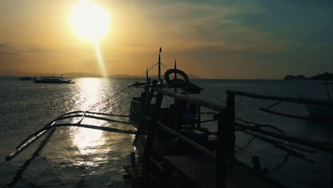 Silhouetten-Von-Menschen,-Die-Während-Des-Sonnenuntergangs-Auf-Einem-Boot-Auf-Den-Philippinen-Spazieren-Gehen