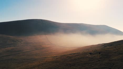 Niebla-Del-Valle-Silencioso-Que-Viene-En-Las-Montañas-Mourne-Irlanda-Del-Norte