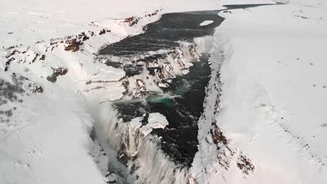Drohnenaufnahme-Des-Wasserfalls-Gulffoss-In-Island-Im-Winter