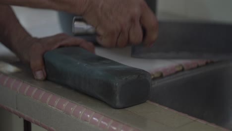 knife-sharpening-with-grindstone