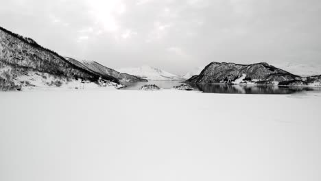 Drohne-Luftaufnahme-Eines-Zugefrorenen-Sees-In-Tromso,-Norwegen-Im-Winter
