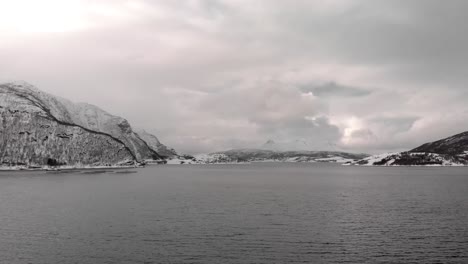 Tiro-De-Drone-De-Montañas-En-Tromso,-Noruega-Durante-El-Invierno