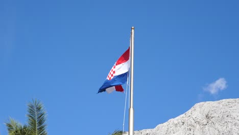 Una-Bandera-Croata-Ondea-En-El-Viento-Mtion-Lento