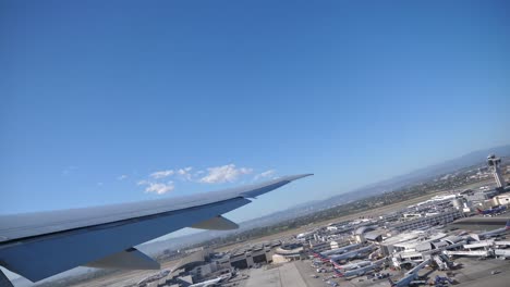 Flugzeug,-Das-Vom-Flughafen-Abhebt,-Blick-Durch-Ein-Flugzeugfenster