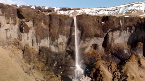 Drohnenaufnahme-Eines-Wasserfalls-In-Island