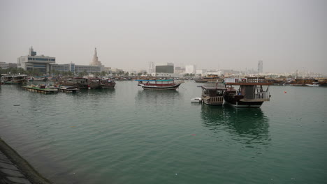 Traditionelle-Arabische-Dhows-In-Doha,-Katar,-Naher-Osten