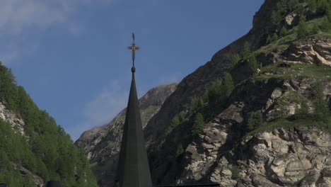 Iglesia-En-El-Hermoso-Paisaje-De-La-Ciudad-De-Zermatt