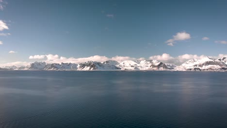 Toma-De-Drones-De-Montañas-Nevadas-Distantes-En-Las-Islas-Lofoten,-Noruega-Durante-El-Invierno