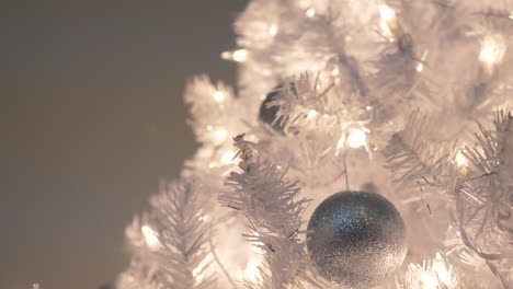 Ein-Langsamer-Schwenk-über-Einen-Weißen-Weihnachtsbaum-Mit-Glitzernden-Ornamenten