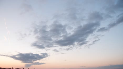 Zeitraffer-Der-Wolken-Bei-Sonnenaufgang-Mit-Kondensstreifen