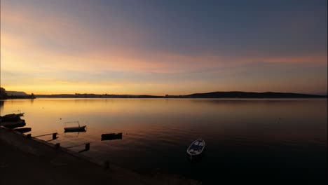 Ein-Zeitraffer-Von-Einem-Wunderschönen-Sonnenaufgang-An-Einer-Kroatischen-Küste
