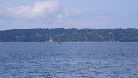 Fernes-Segelboot,-Das-Am-Strand-Des-Camano-Island-State-Park-Vorbeifährt,-Staat-Washington-10sec-24fps-Zeitlupe