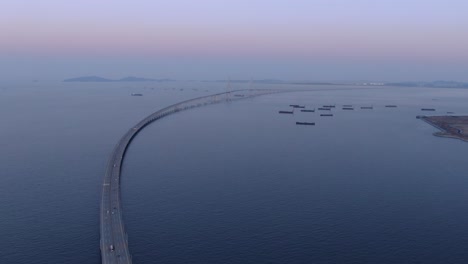 Eine-Lange-Brücke-über-Dem-Meer-Im-Morgengrauen