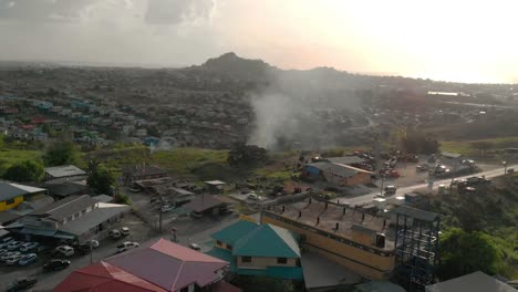 Rauch-Und-Feuer-Auf-Einem-Malerischen-Blick-Auf-Den-Hügel-Von-San-Fernando,-Trinidad-Und-Tobago-In-Der-Karibik-Mit-Dji-Mavic-Air