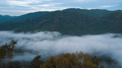 Lapso-De-Tiempo-De-Nubes-Bajas-Y-Niebla-Sobre-Montaña-O-Paisaje-Y-Pequeño-Pueblo