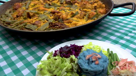 Paella-Und-Nasi-Kerabu-Werden-Auf-Dem-Tisch-Serviert