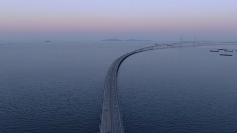 Eine-Lange-Brücke-über-Dem-Meer-Im-Morgengrauen