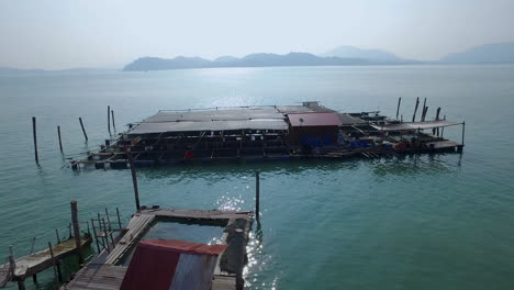 Primitives-Käfigsystem-Für-Fischfarmen-Auf-Der-Tropischen-Insel-Malaysia