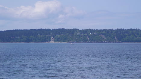 Fernes-Segelboot,-Das-Am-Strand-Des-Camano-Island-State-Park-Vorbeifährt,-Staat-Washington-10sec-24fps-Zeitlupe