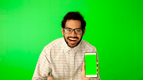 Kerl-Mit-Handy---Tablet-Mit-Grünem-Bildschirm-Und-Grünem-Hintergrund-Indischer-Kerl-Mit-Grünem-Bildschirm